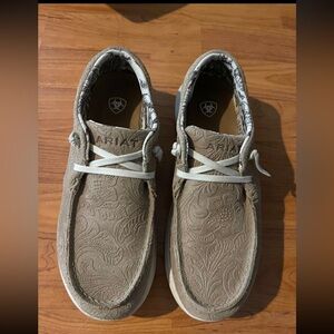 ARIAT cruisers size 8.5